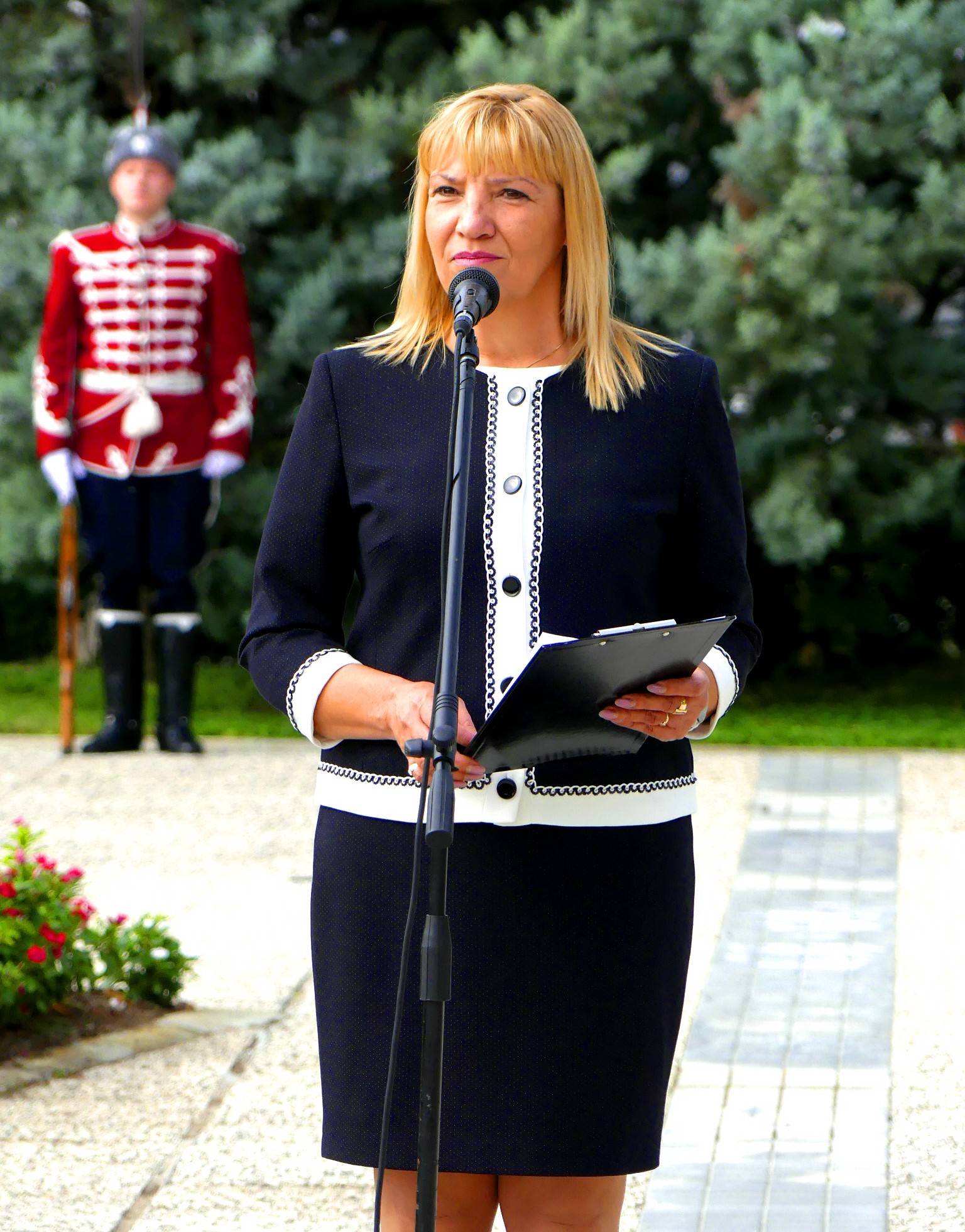  Кметът на Нова Загора Галя Захариева 